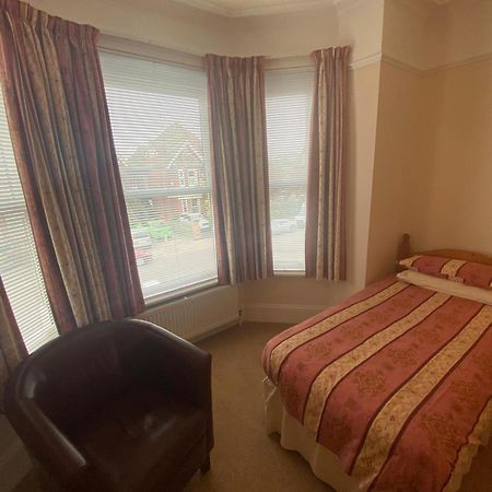 Landguard Lodge Guest House Shipley  Exteriör bild