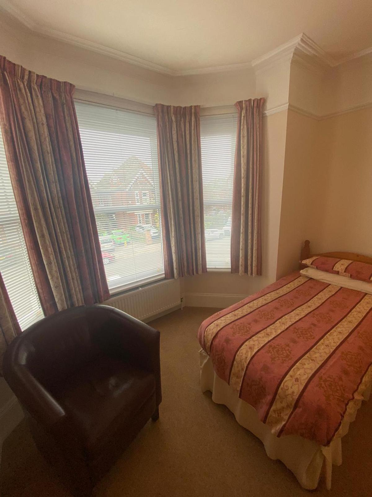 Landguard Lodge Guest House Shipley  Exteriör bild